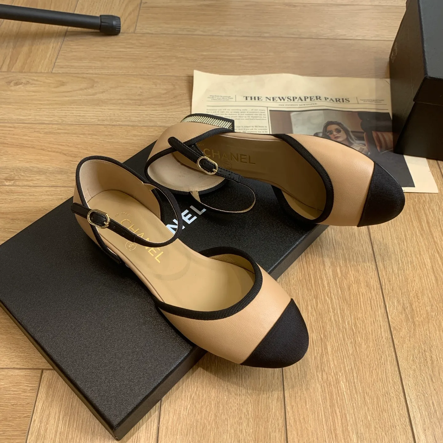 👟👟Ex-factory price 520👟👟 🍀Chanel Xiaoxiang 25ss early spring new model, diamond pattern, thick heel Mary Jane shoes, retro French elegance, full of high-end sense, diamond hollow Mary Jane sandals, a very popular pair of sandals recently! The exposed-leg design directly lengthens your legs! Very white fairy style. A complete interpretation of French romance! Soft and delicate, the foot feels 100% comfortable, beautiful and ultra-feminine at the same time, ▪Fabric: Made of original imported cowhide ▪Inner foot pad: sheepskin ▪Sole: Original customized Italian leather outsole ▪Size: 35-39 (40 41 custom-made, non-refundable) 👉
